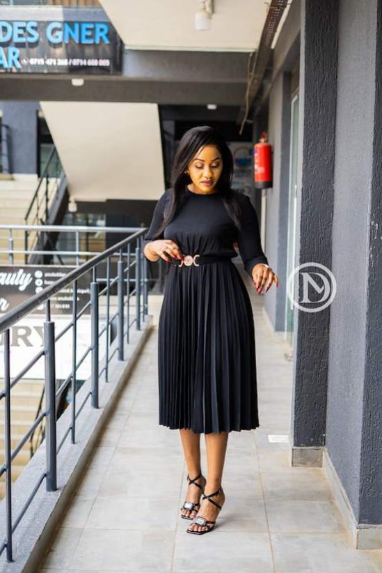 Elegant black pleated midi dress