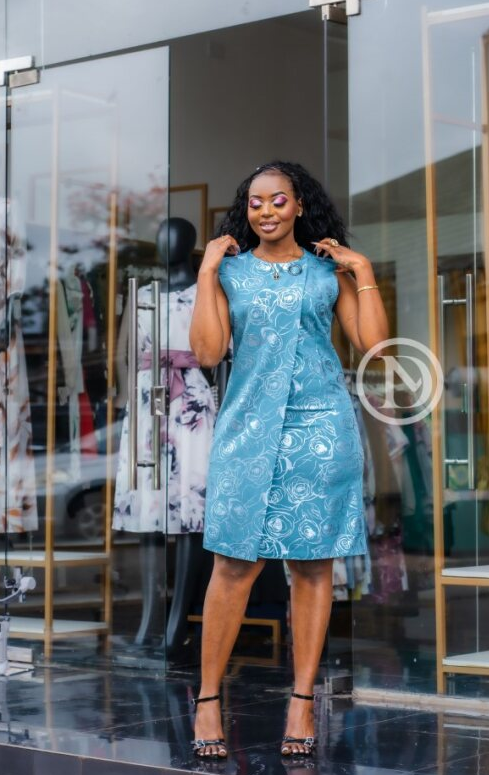 Chic sleeveless Maya blue sheath with floral motif