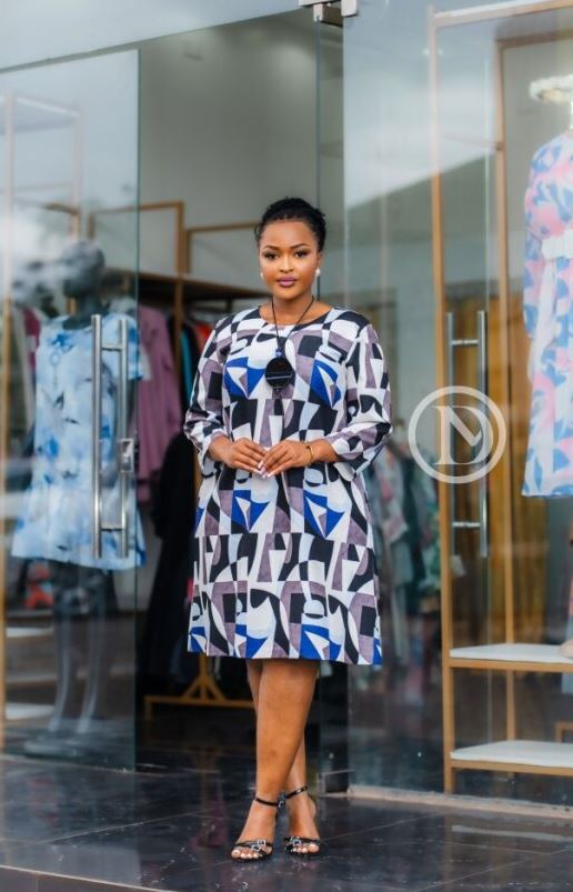 Elegant geometric print shift dress