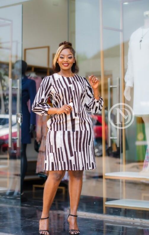 Elegant abstract stripe pattern shift dress