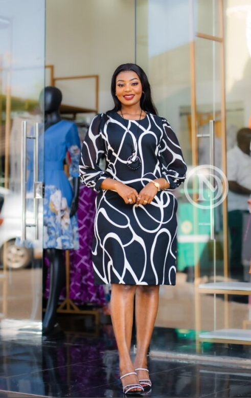 Elegant black and white swirl print shift dress