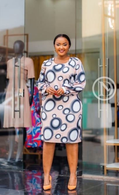 Elegant abstract circular print shift dress