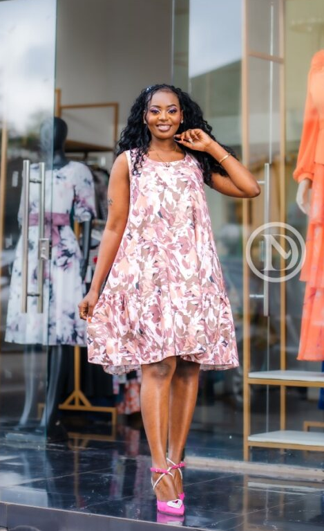 Elegant sleeveless floral shift dress